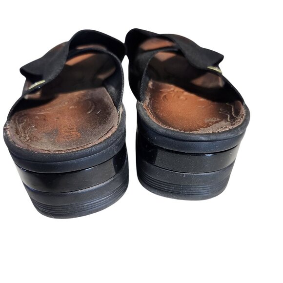 Bzees Black Criss-Cross Slide Sandals With Wedge Heel & Textured Sole - Picture 5 of 9